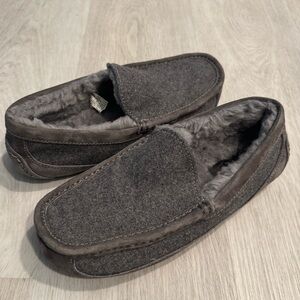 New UGG Ascot slippers size 7 grey